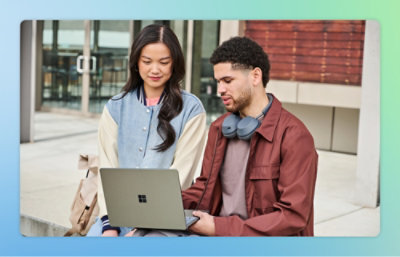 En man och en kvinna tittar på en bärbar dator.