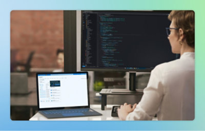 En man sitter vid ett skrivbord med en bärbar dator.