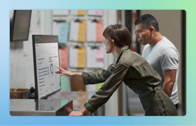 En man och en kvinna tittar på en skärm och diskuterar