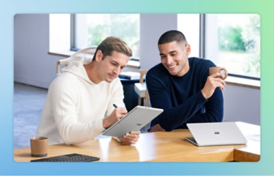 En man och en kvinna tittar på en datorskärm.