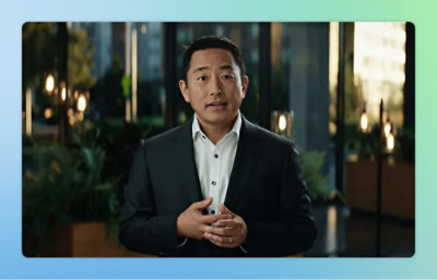 En man i kostym tittar rakt in i kameran.