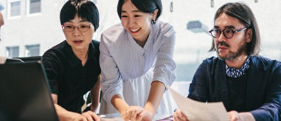 Drei Personen arbeiten am Computer