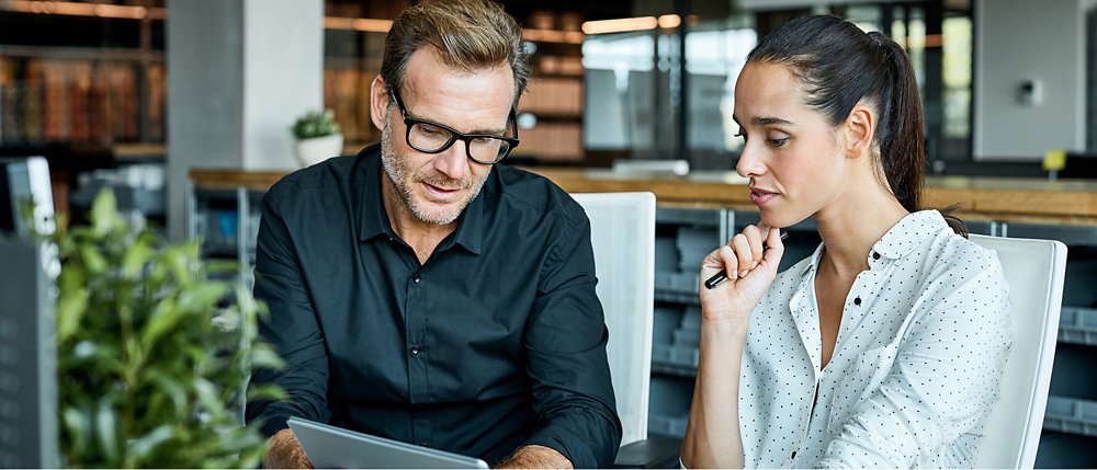 Dos profesionales revisando información en una tableta, fotografía publicada por Microsoft