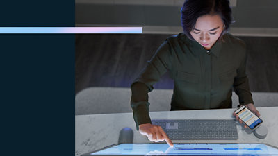 터치 스크린을 사용하는 여성.