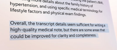 Gros plan d’un écran d’ordinateur affichant une transcription détaillant l’IMC d’un patient, ses antécédents familiaux d’hypertension et la terminologie médicale.