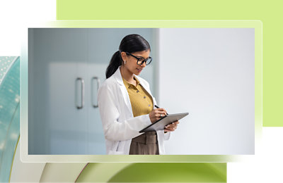 Une femme en blouse blanche regardant un onglet.