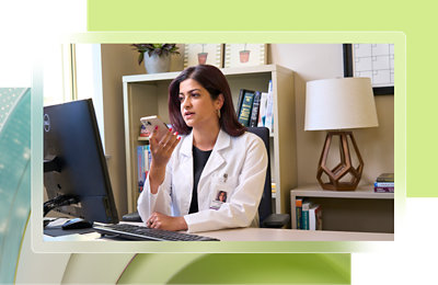 Une femme regardant un écran d’ordinateur.