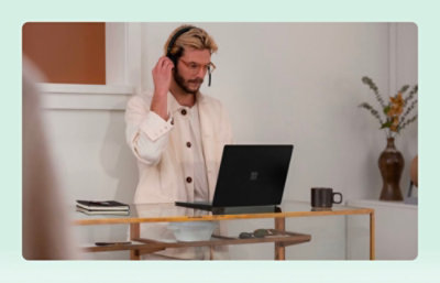 Homme équipé d’un casque, installé à son bureau devant son ordinateur portable.