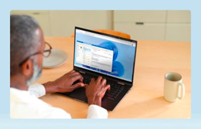  Personne utilisant un ordinateur portable sur un bureau.