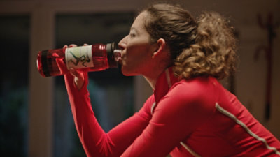 une femme consommant une boisson énergétique
