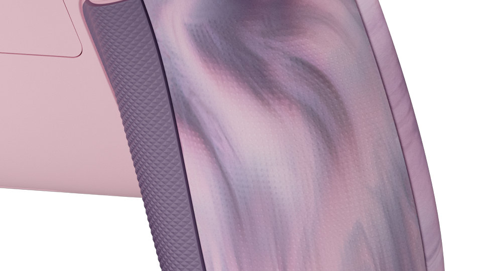 Primo piano delle impugnature gommate del controller Wireless per Xbox - Dream Vapor Special Edition.