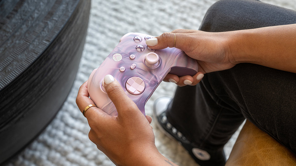 Front angle of a person holding the Xbox Wireless Controller - Dream Vapor Sepcial Edition.