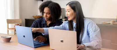 En man och en kvinna tittar på en bärbar dator