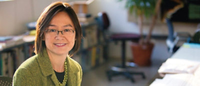 En närbild av en kvinna som ler mot kameran.