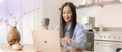 O femeie care stă la birou cu un laptop.