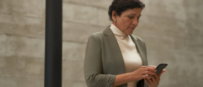 A women using a mobile.