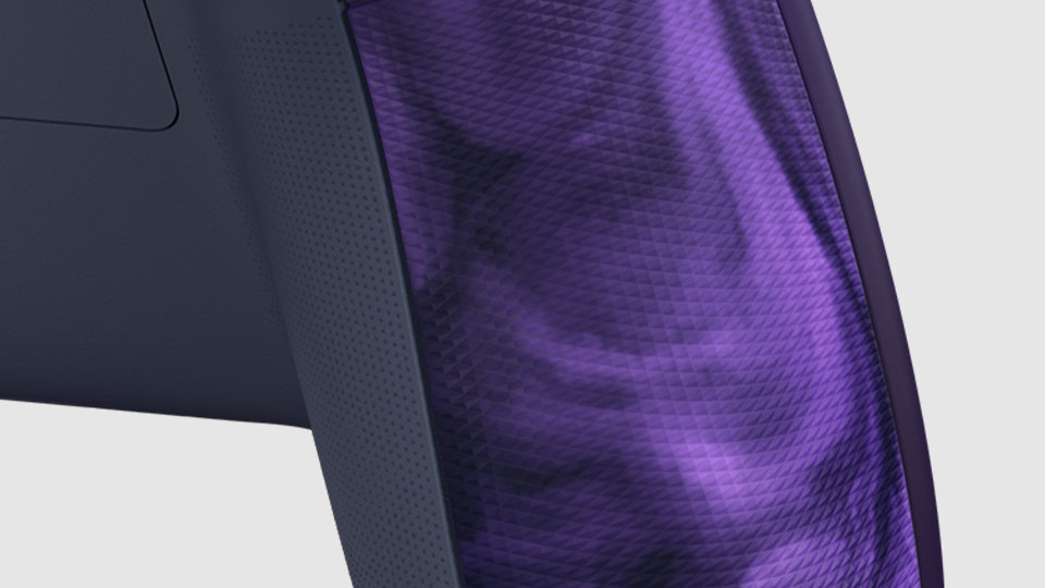 Surfaces adhérentes caoutchoutées en forme de spirales violettes sur la manette sans fil Xbox - Édition spéciale Stellar Shift.
