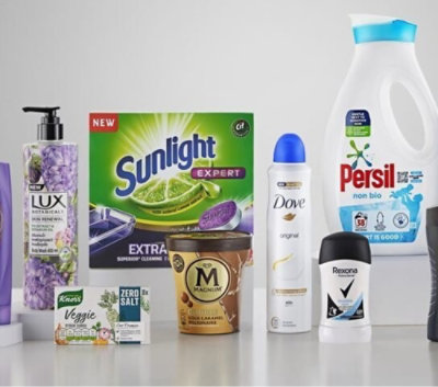 Een verscheidenheid aan huishoudelijke producten, waaronder schoonmaakmiddelen en persoonlijke verzorgingsproducten, uitgestald op een tafel.