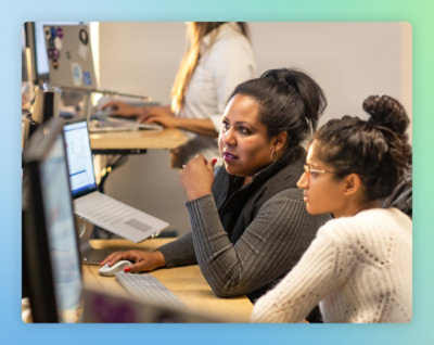 책상에 앉아 있는 한 무리의 사람들