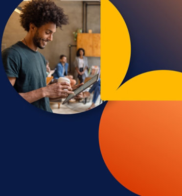 一位站着的男士手持平板