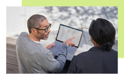 一位戴着眼镜的男士正在看笔记本电脑。