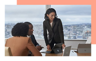 一位女士站在一群人面前。