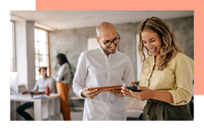 一位男士和一位女士看着一台平板电脑。