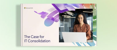 一位女士坐在笔记本电脑前，面前有一本封面标题为《论 IT 整合》的书。