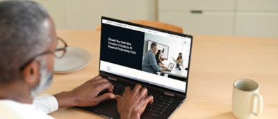 一个人在笔记本电脑上打字。