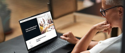 一个人在使用笔记本电脑。