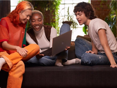 一群人看着一台笔记本电脑。