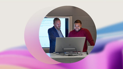 Dve osobe rade zajedno na laptopu