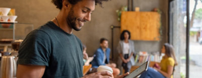 看著平板電腦的人。