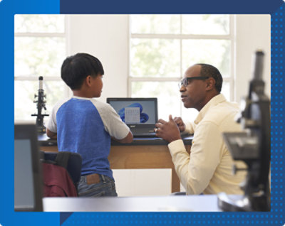 Uma mulher usando uma máscara olhando para um laptop com uma garota usando uma máscara de tecido listrado ao lado.