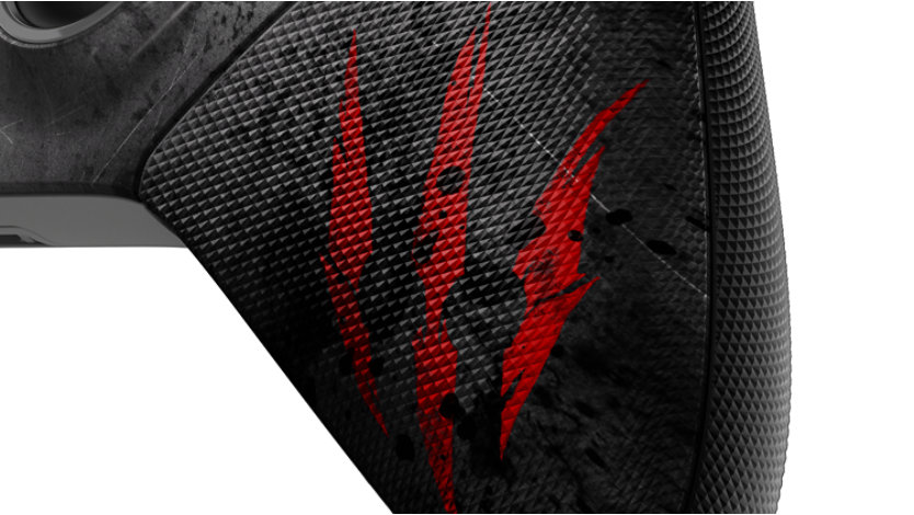 Close up of the grips with the red claw marks on the Xbox Elite Wireless Controller Series 2 – Core – The Witcher 3 10th Anniversary Special Edition. 