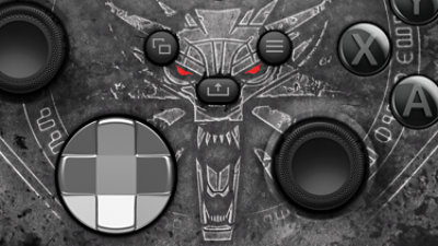 Primo piano dell'icona di lupo sul controller Wireless per Xbox - The Witcher 3 Special Edition per il 10° anniversario.