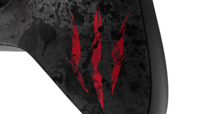 Primo piano delle impugnature con i segni di artigli rossi sul controller Wireless per Xbox - The Witcher 3 Special Edition per il 10° anniversario.