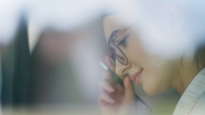 一个人正在调整眼睛，手里拿着一支笔