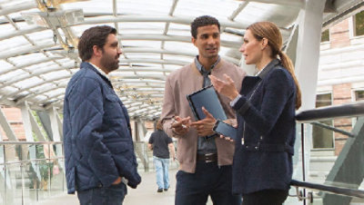 Ryhmä ihmisiä keskustelemassa ulkona