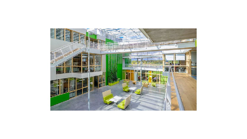 Arbeitsplatz in einem Pariser Atrium