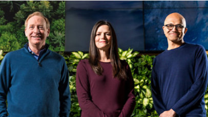 Açıq havada gülümsəyən Brad Smith, Amy Hood və Satya Nadella