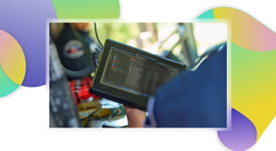 Tangan memegang tablet yang menampilkan Teams.