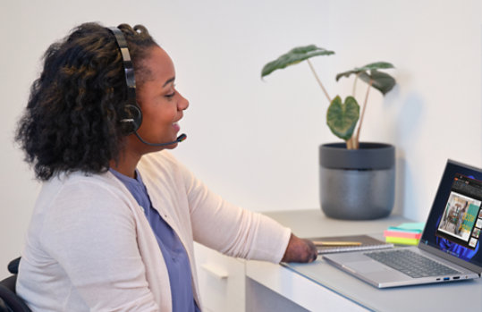 A smiling woman with headsets in a conference call and the Windows logo on the right.