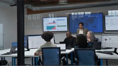 Un groupe de personnes assises autour d’une table dans une salle de conférence.