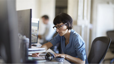 Une femme travaillant à un bureau.
