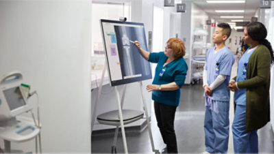 Un groupe de médecins et d’infirmières dans un couloir.
