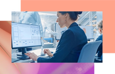 Una persona seduta alla scrivania che usa un computer