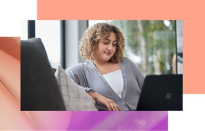 Una persona seduta su un divano mentre guarda un computer