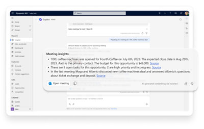  会議の分析情報とソース リンクに関する箇条書きを含む下書きメールが開いたメール インターフェイスを表示する画面