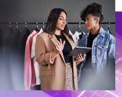 Eine Frau, die einer anderen Frau etwas auf einem Bildschirm zeigt